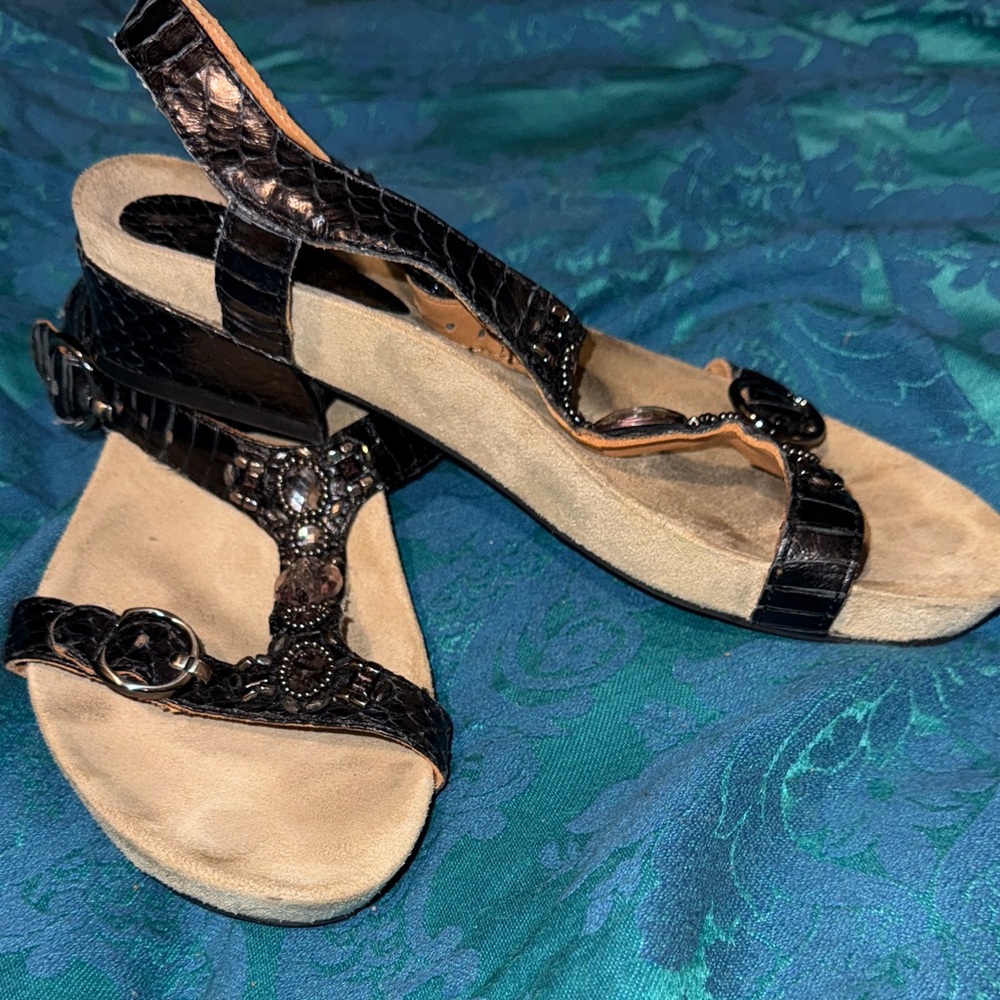 Earthies Black and Cream Sandals 7.5B short heel like new